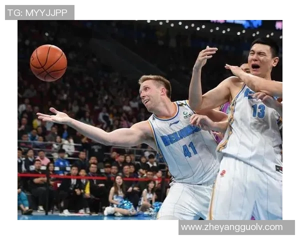 上海篮球队团队协作引发热议球迷对战术配合和球员表现的不同看法